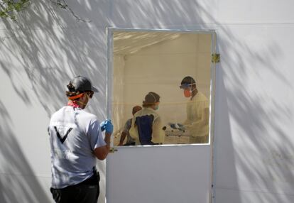 Personal de la ONG Global Response Management trabaja en el hospital de campaña del campamento de migrantes de Matamoros.