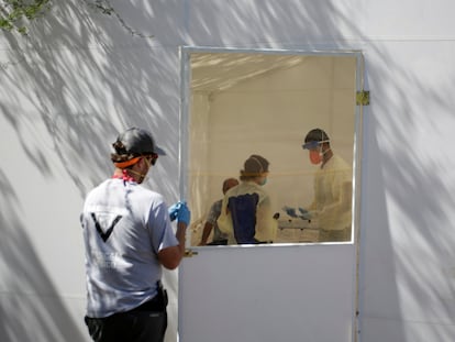 Personal de la ONG Global Response Management trabaja en el hospital de campaña del campamento de migrantes de Matamoros.