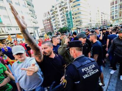 Decenas de personas rodean a manifestantes independentistas de Arran y la CUP en una contramanifestación no autorizada