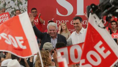 El secretario general del PSOE, Pedro Sánchez (d), junto al expresidente del Gobierno Felipe González, durante un acto de cierre de campaña celebrado esta mañana en el barrio madrileño de Villaverde.