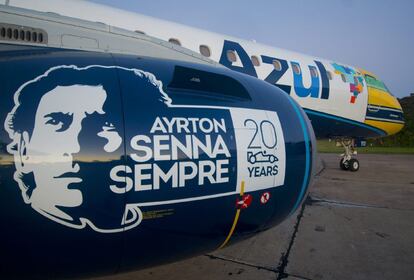 Fotografía fechada el 26 de abril de 2014 y cedida por Cia Aérea Azul, 30 de abril de 2014, que muestra un avión "personalizado" de la aerolínea brasileña Azul en honor al piloto brasileño Ayrton Senna, tricampeón mundial de Fórmula Uno, en Porto Alegre (Brasil). Brasil recuerda con diferentes homenajes, cuando se cumplen 20 años de la muerte de Senna, uno de los mayores ídolos del país, quien murió a sus 34 años en un trágico accidente en el circuito italiano de Ímola.