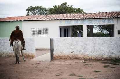 Un hombre cerca de una escuela en la zona rural de Alagoinha de Piauí.