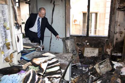 El presidente de la Audiencia de Alicante, Vicente Magro, ayer, en las dependencias judiciales afectadas por el incendio.