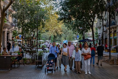 Vecinos paseando en la calle de Consell de Cent de Barcelona, este jueves por la tarde.
