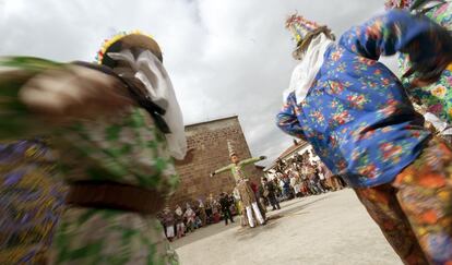 En el Carnaval de Lantz (Navarra), que este año tiene lugar el 26, 27 y 28 (día grande) de febrero, no hay horarios; los personajes salen a partir del mediodía, y al atardecer: Miel-Otxin, el principal (en la imagen, al fondo), una estructura de madera de más de tres metros de altura que representa al bandido, capturado y ajusticiado; Ziripot, el vecino más fuerte, que sujeta al bandido una vez capturado; Zaldiko, el caballo de Miel-Otxin, que tira al suelo a Ziripot cada vez que puede, defendiendo a su amo; 'txatxus', los vecinos que capturan a Miel-Otxin, armados con escobas; de ocho a 12 herreros, encargados de herrar a Zaldiko. La música de 'txistu' y tamboril acompaña la celebración.