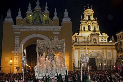 La imagen religiosa abandona la basílica tras cruzar el arco de La Macarena.