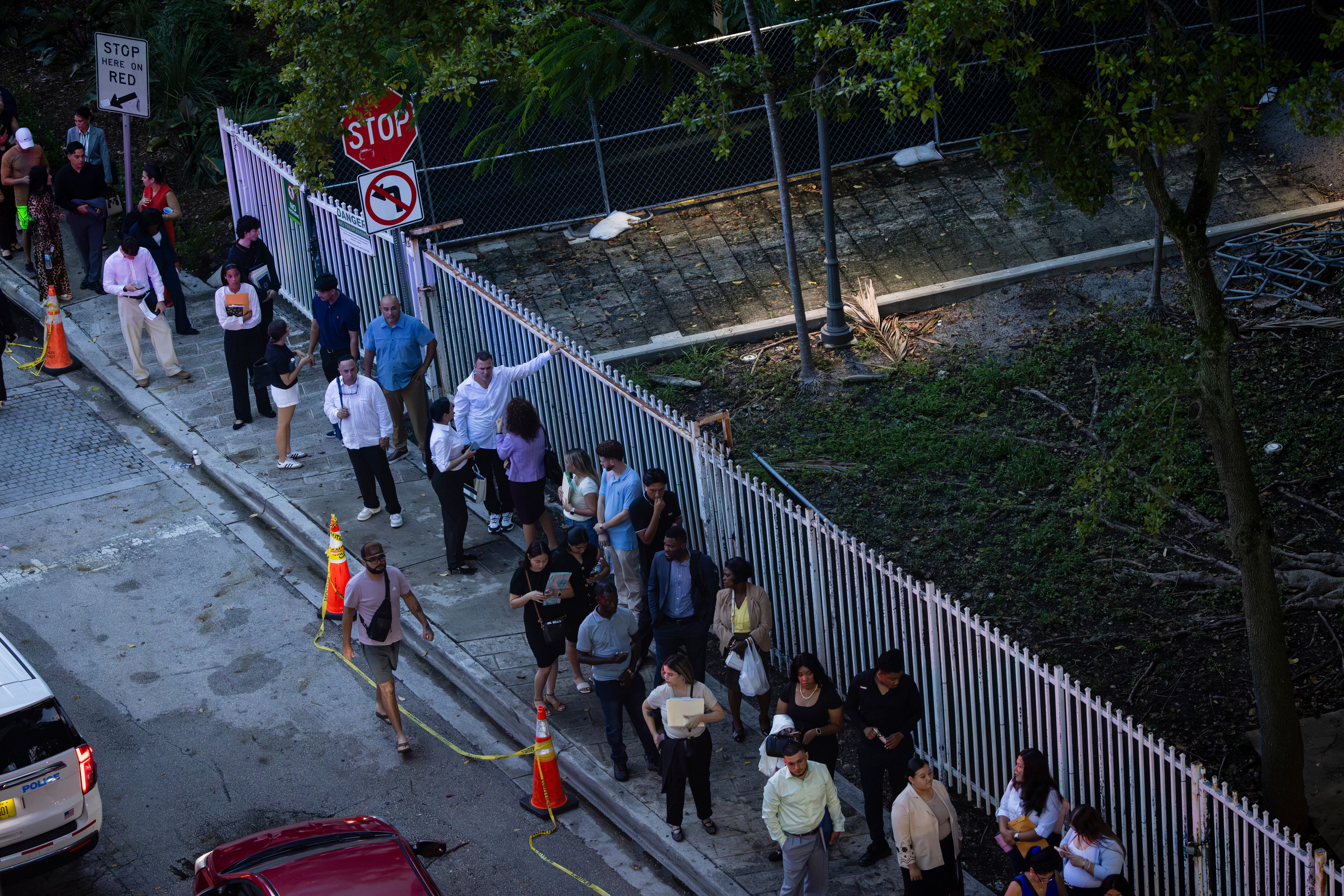 Personas esperan ingresar a la Corte de Inmigración de Miami.