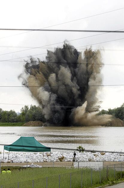 Los artificieros vuelan una parte de la orilla del río Vistula para que impedir que al agua salga de su cauce, en Dobrzykow, en el centro del país.