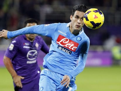 Callejón intenta controlar el balón.
