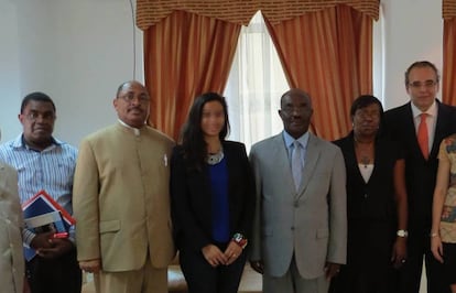 Sergio Blasco, con corbata naranja, con responsables sanitarios de Guinea Ecuatorial en la excolonia española.