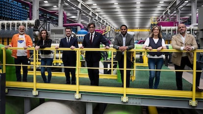 Desde la izquierda, los candidatos a las elecciones de este domingo Carlos Carrizosa. (Ciutadans), Laia Estrada (CUP), Pere Aragonès (Esquerra), Salvador Illa (PSC), Ignacio Garriga (VOX) y Jéssica Albiach (Comuns Sumar) y Alejandro Fernández (PP), este sábado en El Prat de Llobregat.