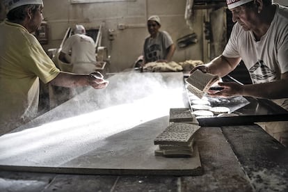 Los inmigrantes españoles pasaban por varios cargos en las panaderías, a las que llegaban por referencia de algún pariente o vecino: desde asistir la caja y llevar los ingresos de los repartos hasta ayudar en el salón de amasijo cuando un panadero enfermaba.