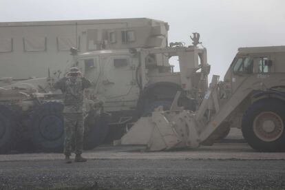 Un soldado estadounidense toma una fotografía de la maquinaria desplazada hasta la frontera con México, en Hidalgo, Texas. 