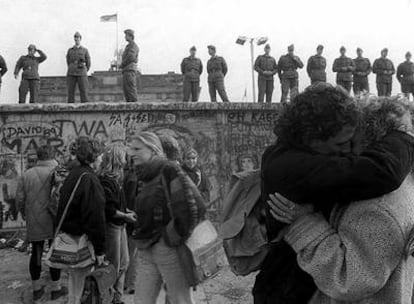 Una pareja se besa ante el muro de Berlín, en noviembre de 1989, celebrando su caída.