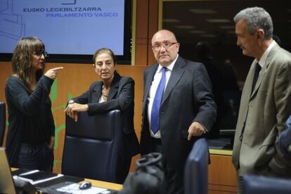 En el centro, la consejera de Educación, Cristina Uriarte, y el viceconsejero de Política Lingüística, Patxi Baztarrika, antes de la presentación del plan para la promoción del euskera.