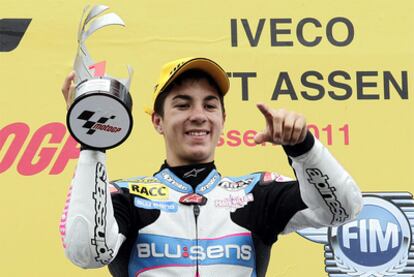 Maverick Viñales posa con el trofeo de ganador en el podio de Assen.