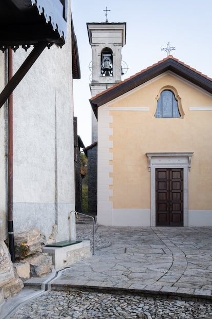 Banco, fuente y barandilla en el centro de Castel San Pietro (Suiza).
