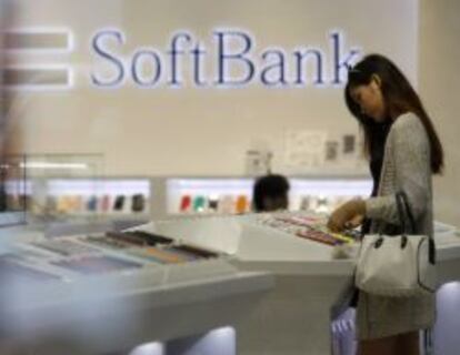 Una mujer mira m&oacute;viles en una tienda de Softbank