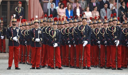 La princesa de Asturias (tercera por la izquierda) junto a otros cadetes de su curso momentos antes de jurar bandera en la Academia Militar de Zaragoza, este sábado. 