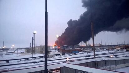 Refinería en la ciudad rusa de Riazán tras ser atacada por un dron ucranio el pasado 13 de marzo.