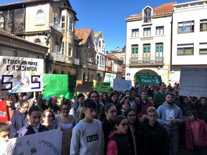 Concentración por el clima de estudiantes de los centros escolares de O Porriño, delante del Ayuntamiento del pueblo el 15 de marzo de 2019 (fecha de la primera movilización a escala global)