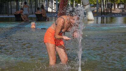 Varios jóvenes se bañaban en una fuente en La Cartuja de Sevilla, el lunes.