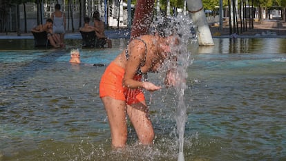 Varios jóvenes se bañaban en una fuente en La Cartuja de Sevilla, el lunes.