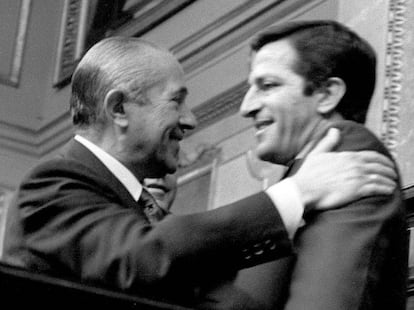 En esta imagen del 9 de junio de 1976, Adolfo Suárez, ministro Secretario General del Movimiento, recibe la felicitación de Carlos Arias Navarro, presidente del Gobierno, al finalizar su intervención en el Proyecto de Ley regulador del Derecho de Asociación debatido en las Cortes.