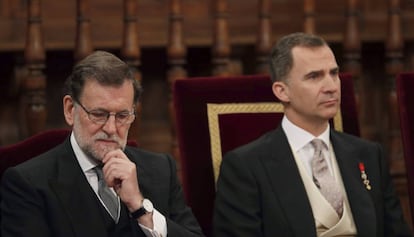 El Rei amb Mariano Rajoy en el lliurament del Premi Cervantes.