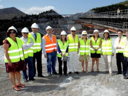 La ministra Ana Pastor, en el centro, con un equipo de las obras de la A-7 en Granada.