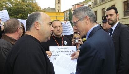 El ministro Alberto Ruiz-Gallard&oacute;n, en Granada, antes de reunirse con representantes de la justicia.  