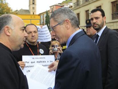 El ministro Alberto Ruiz-Gallard&oacute;n, en Granada, antes de reunirse con representantes de la justicia.  