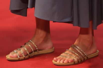 Detalle de las sandalias de Pedro García, que está usando Letizia este verano. Son fabricadas en España, concretamente en Elda (Alicante), donde la firma tiene su fabrica. "Un zapato puede ser plano y maravilloso. En nuestras colecciones tienen mucho protagonismo», afirmaron desde el equipo creativo de la marca en un reportaje en S Moda. Las sandalias con cristales son un superventas que ha hecho de Pedro García, una de las firmas más prestigiosas de calzado del mundo.