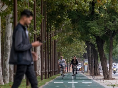 Dos personas paseaban en bicicleta, el lunes en Sevilla.