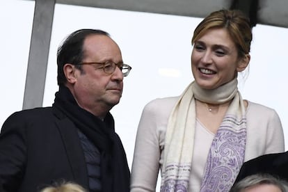 François Hollande y Julie Gayet el pasado sábado en el partido de rugby que enfrentó a Francia e Inglaterra en Saint-Denis.