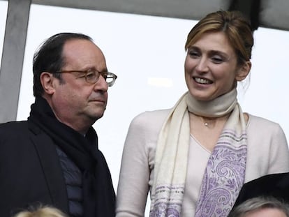 François Hollande y Julie Gayet el pasado sábado en el partido de rugby que enfrentó a Francia e Inglaterra en Saint-Denis.