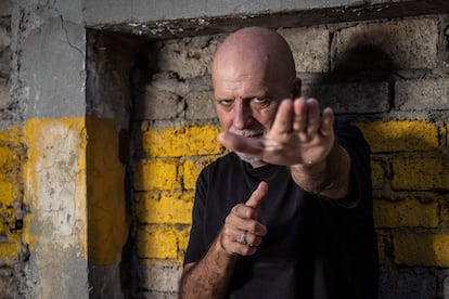 El músico argentino Gustavo Cordera en un estacionamiento de la colonia Roma en Ciudad de México.