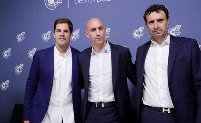 Robert Moreno, Luis Rubiales y Molina, tras la rueda de prensa en la que el primero fue nombrado seleccionador español de fútbol.