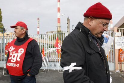 El coordinador del sindicato CGT en la la petrolera Total, Charles Foulard (derecha), en la entrada de la refinería de Grandpuits, cerca de París.
