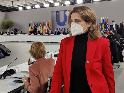 La vicepresidenta tercera del Gobierno, Teresa Ribera, a su llegada a la reunión de los ministros de Medioambiente y de Energía de la UE, en enero en Amiens.