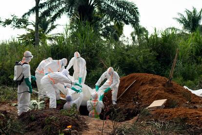 Entierro de una víctima con ébola en Beni (Congo) en 2019.