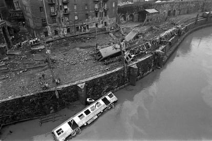 Un convoy de Renfe fue arrastrado hasta la ría debido a la fuerza del agua durante la riada. Esta foto fue tomada dos días depués de las tres trombas de agua que finalmente hicieron desbordar los ríos.