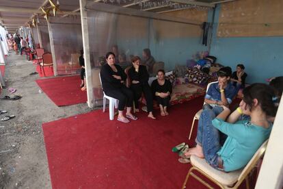 Familias desplazadas de cristianos iraquíes que huyeron de la aldea cristiana de Hamdania, cerca de la provincia de Mosul, en Irak, descansan en un refugio temporal para las familias cristianas desplazadas, en Ainkawa.