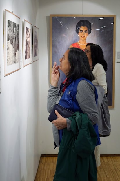 Visitantes de la exposicin ?ngeles, el equilibrio de Miguel Delibes y, al fondo, el leo en el que retrat a la esposa del escritor el pintor Garca Benito.