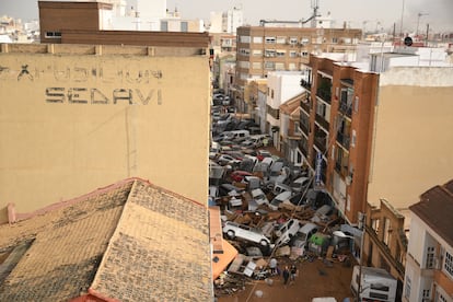 Vehículos amontonados en una calle tras las intensas lluvias de la dana, este miércoles en Sedaví (Valencia).