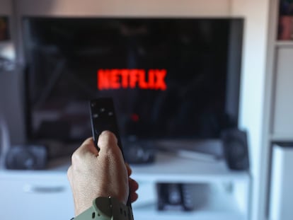 Un usuario se conecta a Netflix en 2022.