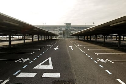 El aparcamiento y, al fondo, el edificio principal del aeropuerto de Ciudad Real