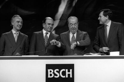 De izquierda a derecha: Ángel Corcóstegui, vicepresidente primero del BSCH, los copresidentes Emilio Botín y José María Amusátegui y el vicepresidente Matías Rodríguez Inciarte en el primer acto del Banco Santander Central Hispano, el 5 de marzo de 1999.