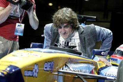 Fernando Alonso, anoche en el Madrid Arena, se sienta en el coche con el que ganó el título mundial.