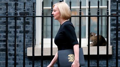 La primera ministra de Reino Unido, Liz Truss, sale del número 10 de Downing Street en Londres, el pasado 9 de septiembre.